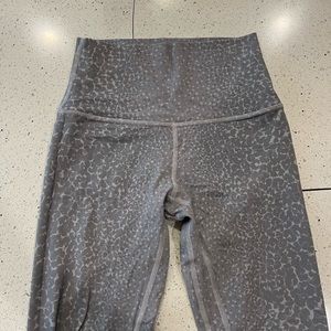 Luluemon Align Leggings 28 in gray leopard print size 4